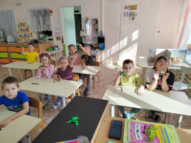 В старшей группе отметили день лягушек В старшей группе отметили день лягушек.